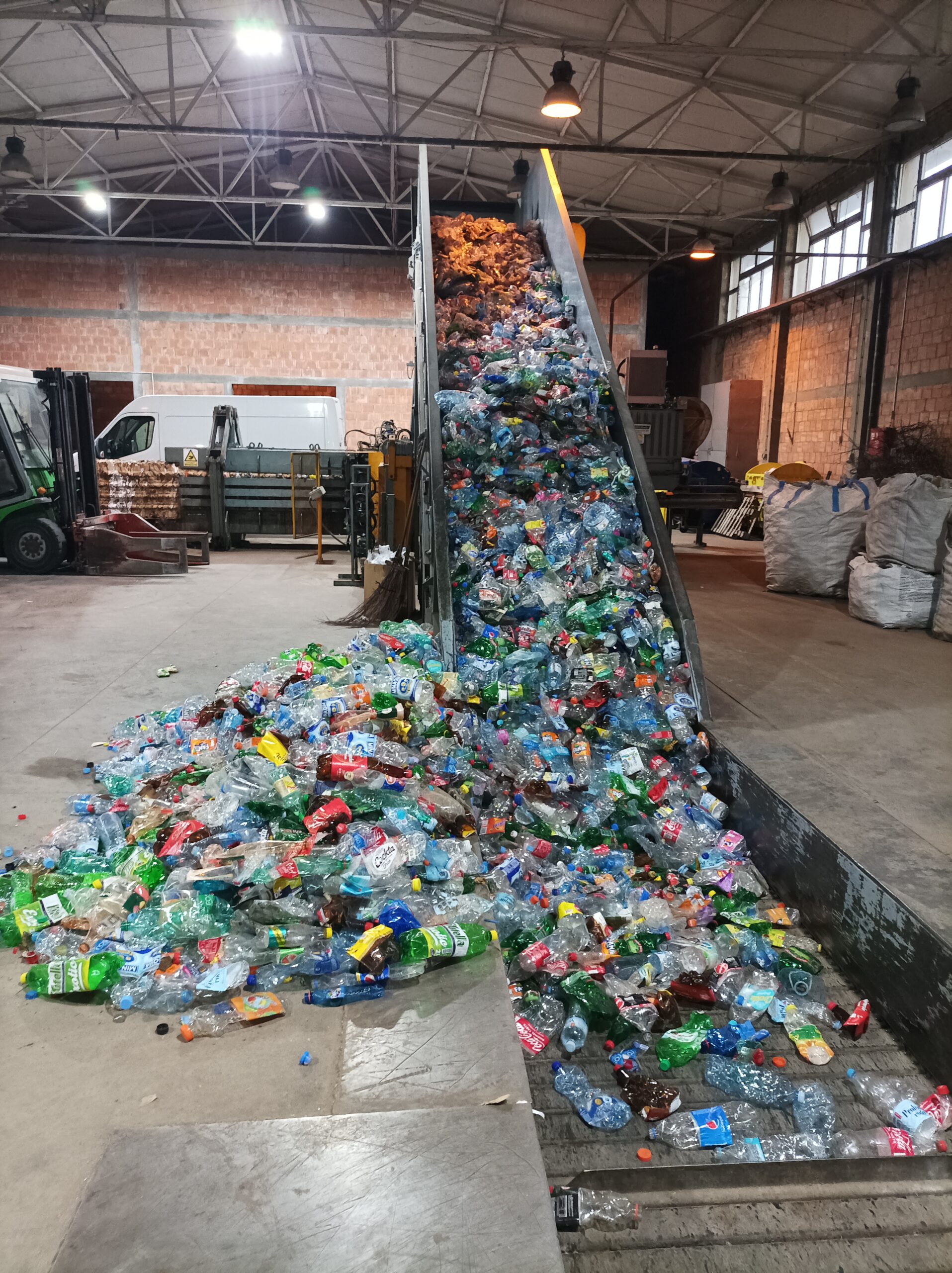 EQUIPMENT FOR SEPARATING PACKAGING FROM HOUSEHOLD WASTE