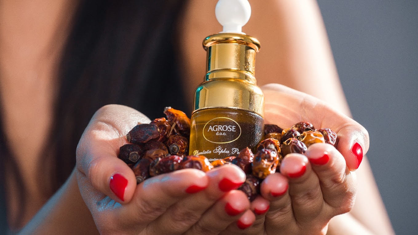 OIL AND FLOUR FROM FRUIT PIPS
